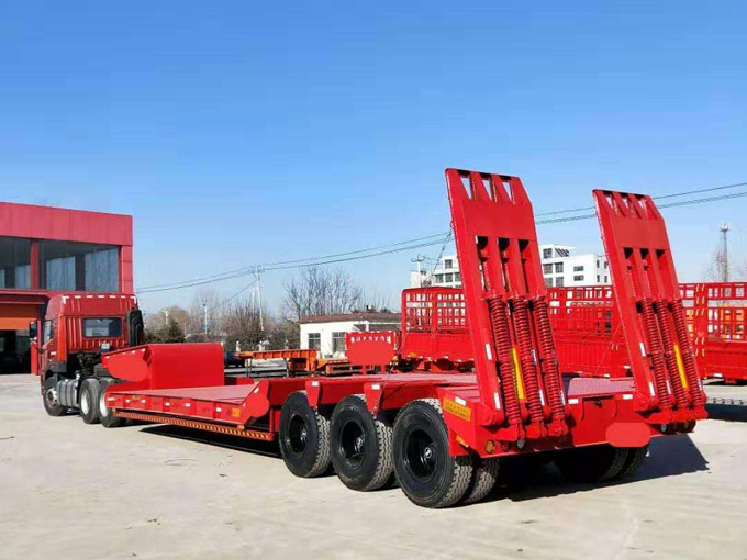 Low flatbed semi-trailer
